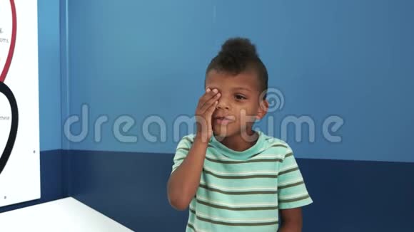 眼科医生检查儿童男孩的视力视频的预览图