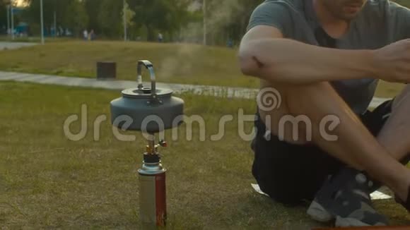 烧水壶在茶壶里倒热水的人视频的预览图