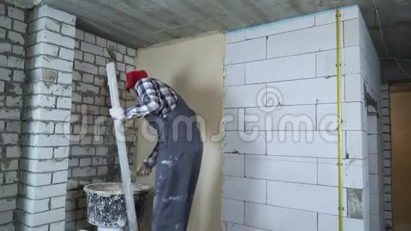 加气混凝土砌块墙专业建筑工人找平视频的预览图
