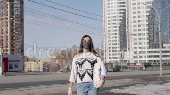 在2019年冠状病毒COVID19的检疫大流行期间一名妇女带着卫生纸戴着医用口罩行走视频的预览图