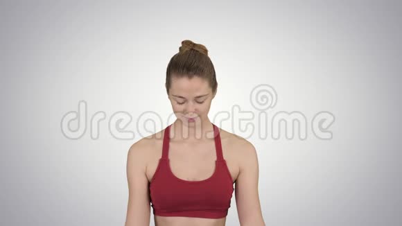 瑜伽微笑的女人双手结合梯度背景视频的预览图