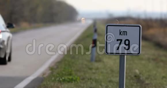 开放道路上的交通标志79公里视频的预览图