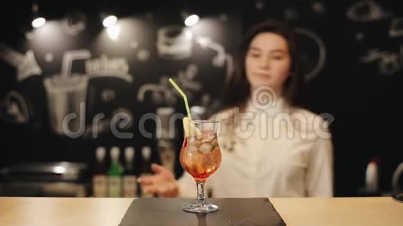 一个年轻的女酒保在酒吧柜台上试着做处女红莫吉托视频的预览图