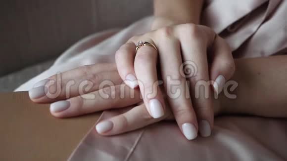 娇嫩的女人手掌上戴着戒指视频的预览图