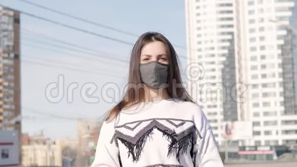 街上一个戴着防护面具的年轻女学生的肖像健康和安全生命概念N1H1冠状病毒视频的预览图