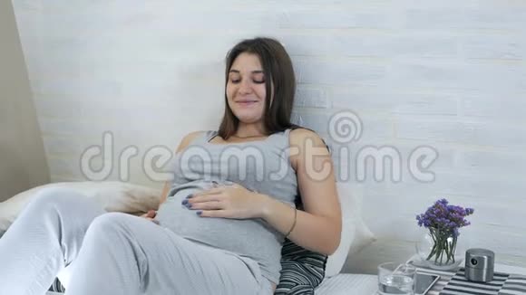 恶心呕吐怀孕中毒怀孕少女视频的预览图