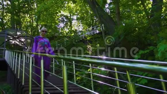 女人在公园里走下楼梯慢动作视频的预览图