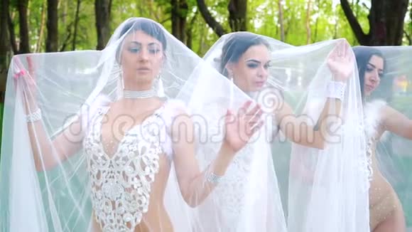 女性模特戴着新娘面纱的弧形镜头拍照视频的预览图