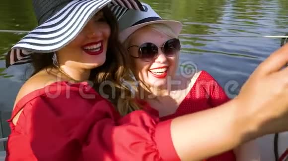 穿夏季服装的女性在帆船上自拍视频的预览图