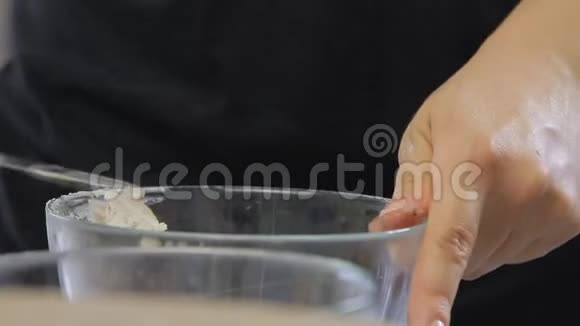 在饼干中间取出奶油然后用蓝莓做奶酪奶油蛋糕视频的预览图