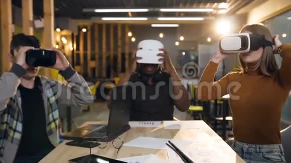 年轻的商业团队在现代办公室戴着虚拟现实眼镜视频的预览图