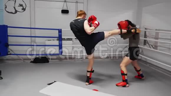 两个踢脚手在拳击俱乐部踢和打环边训练视频的预览图