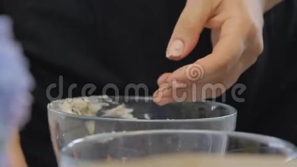 在饼干中间取出奶油然后用蓝莓做奶酪奶油蛋糕视频的预览图