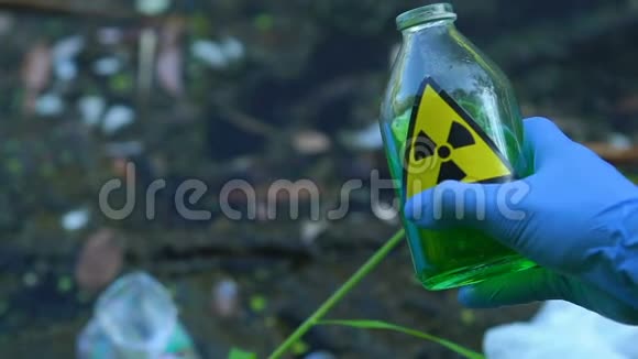 在垃圾填埋场上用手套浇注放射性液体生态危害危险视频的预览图