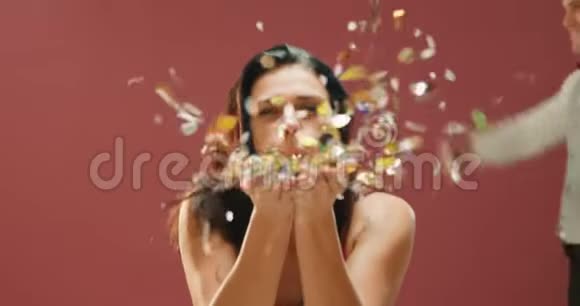 女人吹纸屑男人跳舞视频的预览图