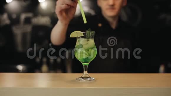 男咖啡师手里拿着两根绿色吸管视频的预览图