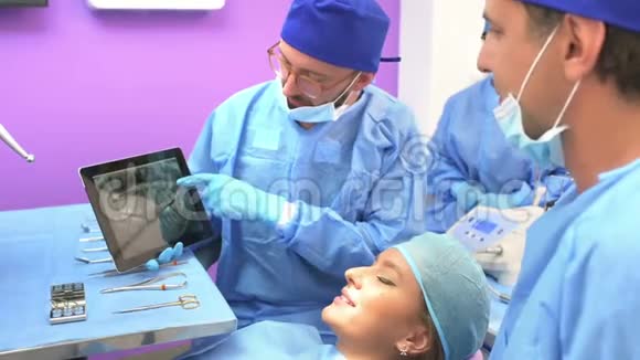 牙科小组检查放射线视频的预览图