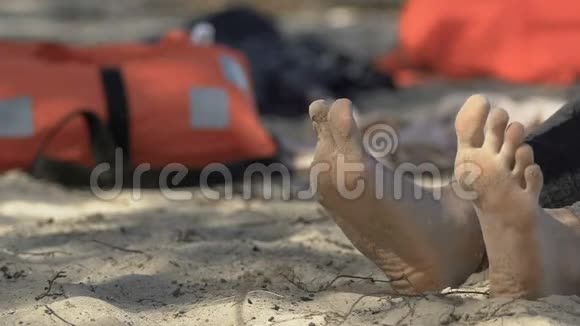在海上遭受抽搐的妇女的腿在飞机失事中幸存视频的预览图