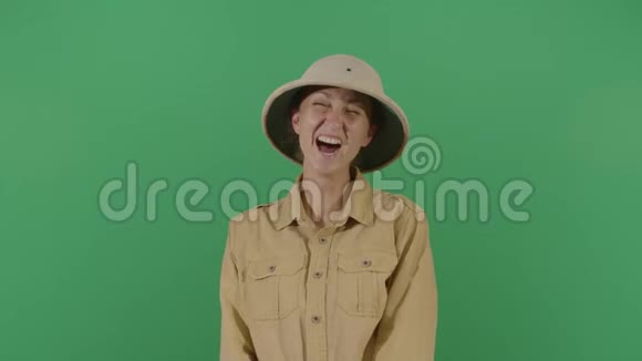 一个女探险家的笑声视频的预览图