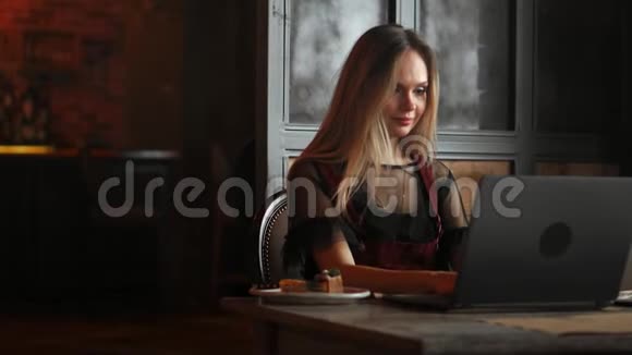 商务女性反光眼镜聚焦工作互联网笔记本电脑平板电脑4k女人眼睛闭上女人的眼睛视频的预览图