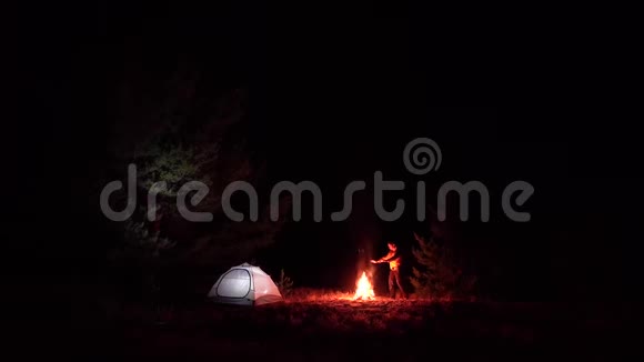 一个晚上在火附近的人视频的预览图