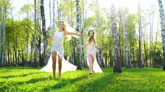 两个穿着性感裙子的女人在白桦林光着脚跳舞视频的预览图