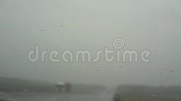 小雨点落在汽车挡风玻璃和雨刷上视频的预览图
