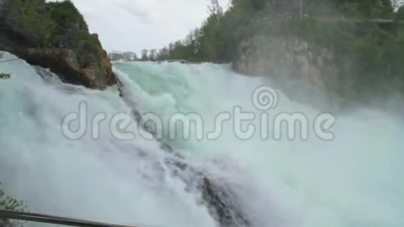 巨大而强大的莱茵瀑布视频的预览图