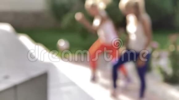 金发女郎教另一个女孩户外运动放松注意力视频的预览图