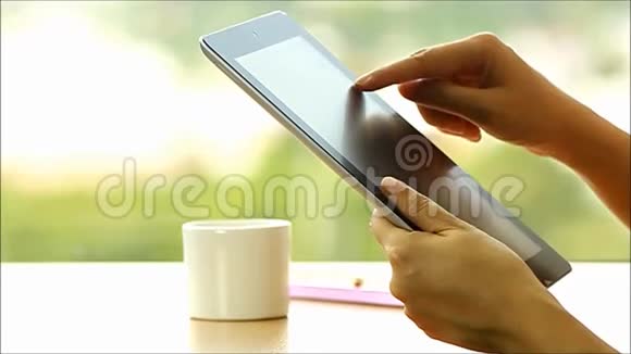 早上在家里用平板电脑和喝咖啡的女人视频的预览图