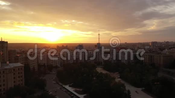从乌克兰哈尔科夫德日普姆和卡拉津大学的历史建筑上方俯瞰和拍摄视频的预览图