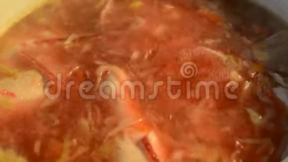炖锅里的红汤很近视频的预览图