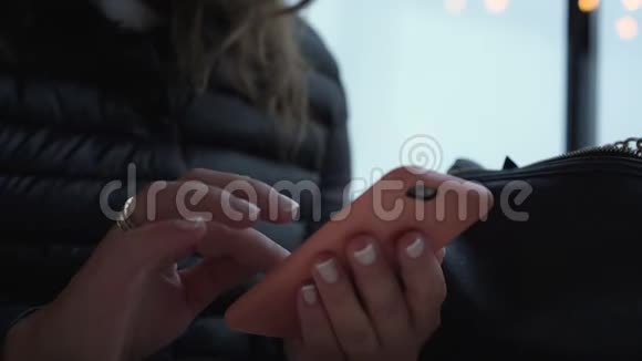 穿着黑色夹克冲浪网上修指甲的女人视频的预览图
