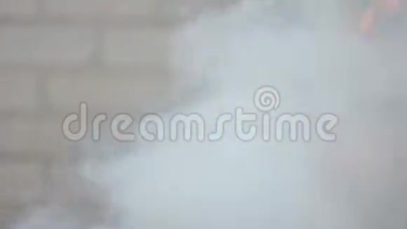 砖墙背景上的火焰和烟雾视频的预览图