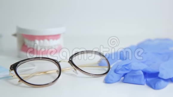 牙科办公室桌子上的正畸牙齿模型和专业牙科工具视频的预览图