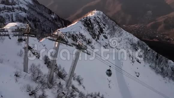 美丽的景色从飞行无人机滑雪电梯在雪坡在冬季度假村滑雪缆车将人们运送到斯洛山视频的预览图