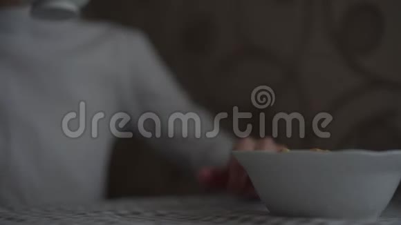 穿白衣服的模糊女孩喝茶吃百吉饼特写视频的预览图