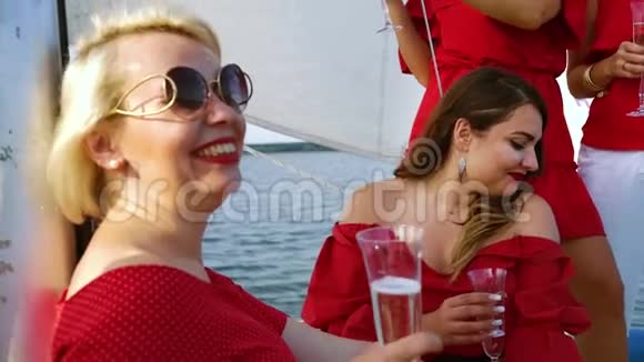 身穿红色服装的妇女参加帆船旅行视频的预览图