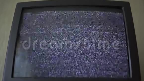 空荡荡的房间里有一台老式电视机屏幕上有一层涟漪视频的预览图
