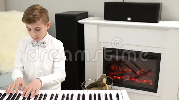 弹钢琴的青少年视频的预览图
