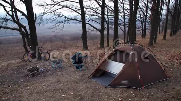 在森林里装备营地露营帐篷和便携式椅子和铝桌寒冷的秋日假期及户外概念视频的预览图