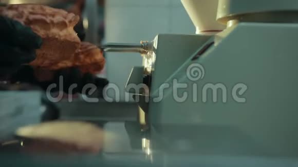 自动灌装用鲜奶油称重传统的法国ECLair视频的预览图