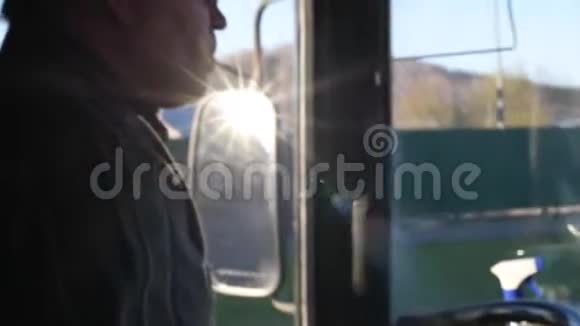 汽车车厢里的司机在行驶途中抽烟视频的预览图