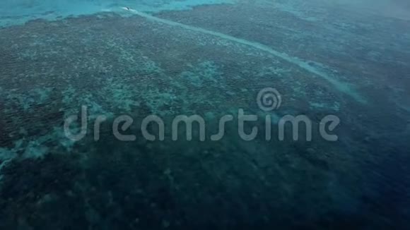 珊瑚礁和马尔代夫蓝青色水域视频的预览图