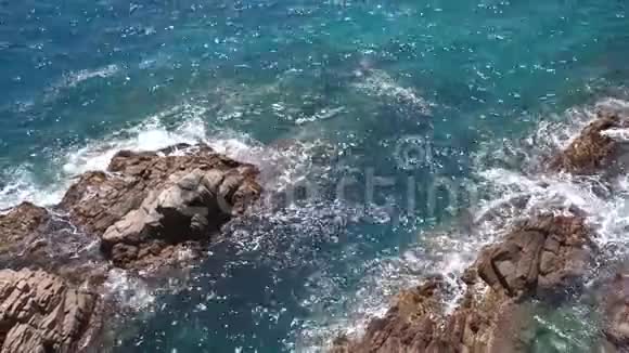 地中海的海水和海浪在岩石上破碎视频的预览图