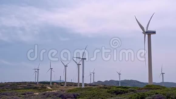 晴天山地风力发电机组斜射视频的预览图