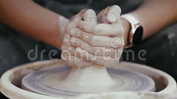 特写陶工的手在陶圈上处理粘土视频的预览图