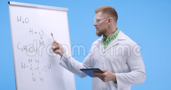 解释化学公式的年轻科学家视频的预览图