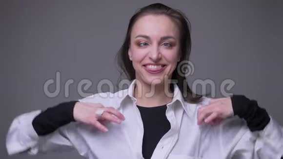 一幅成年白种人女性的特写肖像她疯狂的动作快乐地跳舞在前面玩得很开心视频的预览图