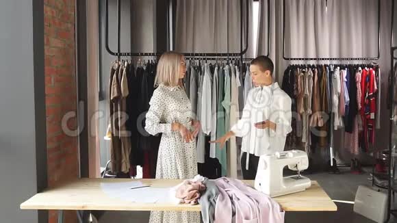 女时装设计师与买家讨论视频的预览图